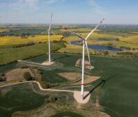 Windpark im Flachland - Turbinen bis zum Horizont.