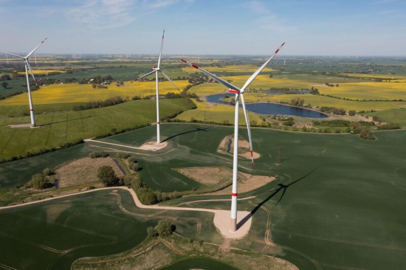 Windpark im Flachland - Turbinen bis zum Horizont.