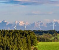 Windpark vor Alpenpanorama