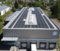 Das Dach eines Industriegebäudes ist komplett mit Solarstrommodulen bestückt.