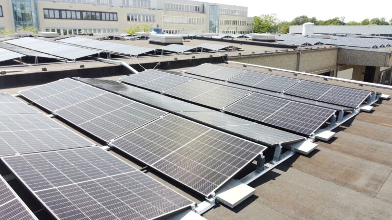 Detailaufnahme einer PV-Anlage auf einem Gewerbe-Flachdach.