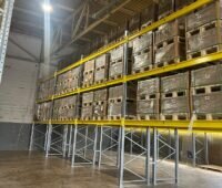 Im Bild die Regale im Photovoltaik-Lager des Anbieters Wirsol Roof Solutions.