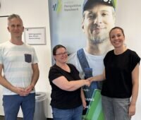 Im Bild Dirk Abel (IPH) und Lisa Maibach (IHK) mit Claudia Waßner (Mitte), die das IHK-Zertifikat zur Fachbauleiterin und Obermonteurin erhält.