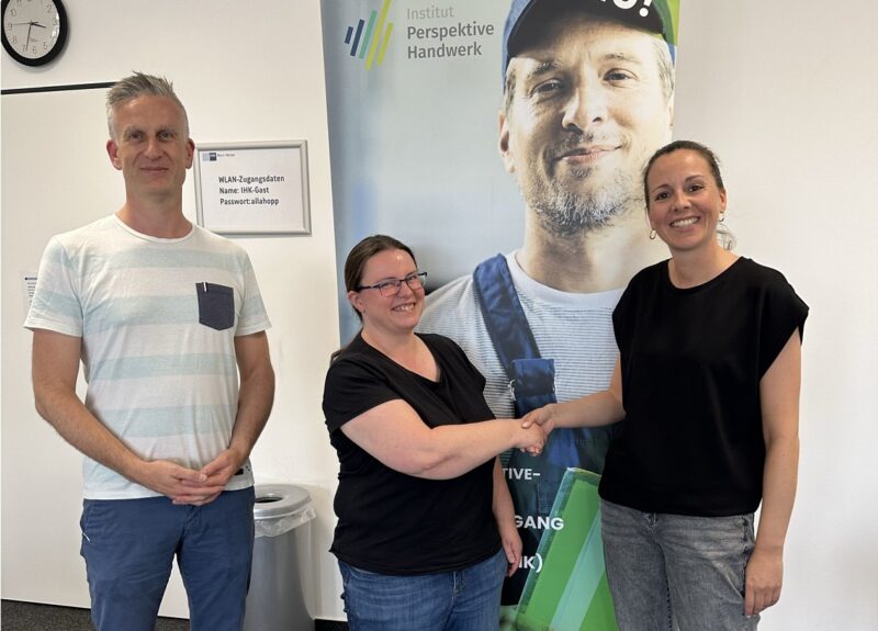 Im Bild Dirk Abel (IPH) und Lisa Maibach (IHK) mit Claudia Waßner (Mitte), die das IHK-Zertifikat zur Fachbauleiterin und Obermonteurin erhält.