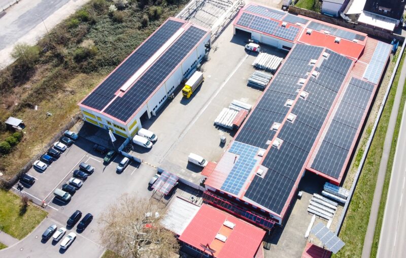 Photovoltaik-Anlage auf den Dächern von Wirth Fenstertechnik.