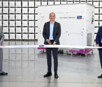 Zu sehen sind SMA Vorstandssprecher Jürgen Reinert und SMA Finanzvorstand Ulrich Hadding und Hessens Wirtschaftsminister Tarek Al-Wazir bei der Eröffnung vom neuen SMA Testzentrum für Photovoltaik-Wechselrichter.