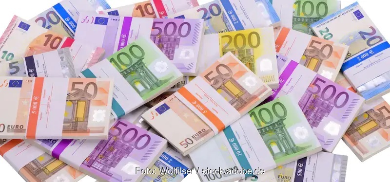 Bündel mit großen Geldscheinen
