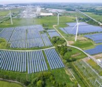 Zu sehen ist ein Photovoltaik-Solarpark. Für neue Photovoltaik-Solarparks startet Enene auf Wiwin eine Crowdinvesting-Kampagne.