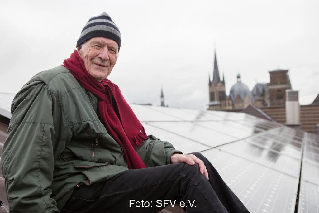 Wolf von Fabeck sitzend auf einen Solardach in Aachen.