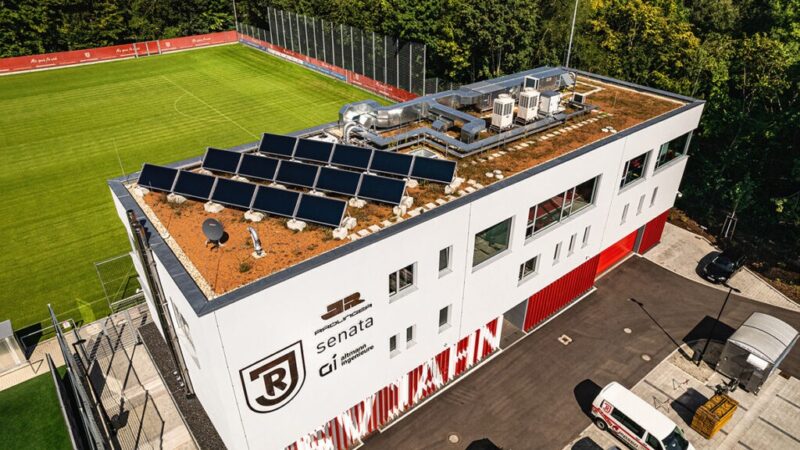 Zu sehen ist eine Solarthermieanlage auf einem neuen Funktionsgebäude des SSV Jahn Regensburg.