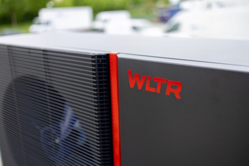 schwarzer Kasten mit Schriftzug WLTR - Wärmepumpe von Woltair