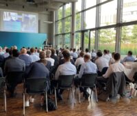 Gut gefüllter Vortragssaal, von hinten fotografiert - Workshop der PV Industrie zum Verfahren für die Interessensbekundung.