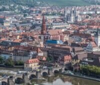 Eine Luftaufnahme von Würzburg, die Stadt will mit einem Sanierungsfahrplan die öffentlichen Gebäude dämmen und Wärmepumpen und Photovoltaik-Anlagen einbauen.