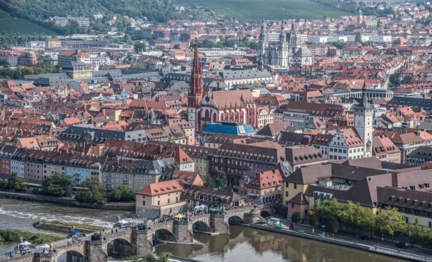 Eine Luftaufnahme von Würzburg, die Stadt will mit einem Sanierungsfahrplan die öffentlichen Gebäude dämmen und Wärmepumpen und Photovoltaik-Anlagen einbauen.