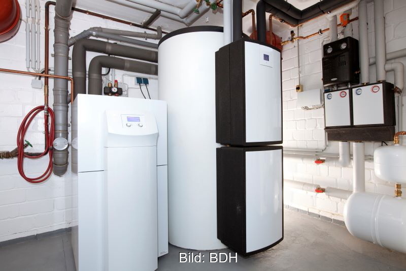 Im Heizungskessel steht eine moderne Wärmepumpe