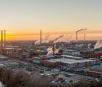 Luftbild von Europas größter Kupferhütte Aurubis in Hamburg. Hier werden auch Rohstoffe für die Photovoltaik verarbeitet.