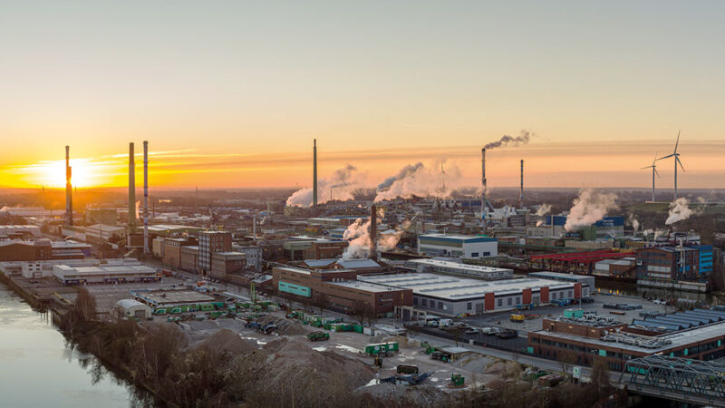 Luftbild von Europas größter Kupferhütte Aurubis in Hamburg. Hier werden auch Rohstoffe für die Photovoltaik verarbeitet.