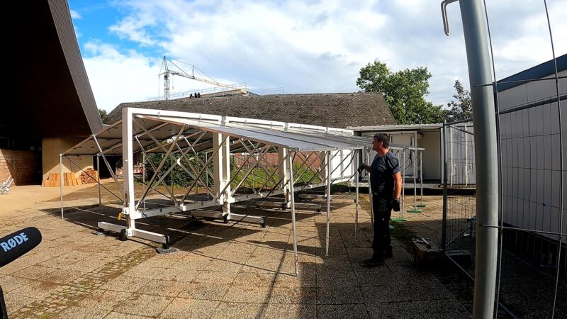 Zu sehen ist ein mobiles Photovoltaik-Kleinkraftwerk, das die Sankt-Pius-Kirche und zwei Bürocontainer in Bad-Neuenahr mit umweltfreundlichem Strom versorgt.