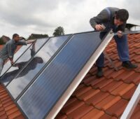 Zu sehen ist die Montage einer Solarthermie-Anlage, mit der die in Baden-Württemberg festgelegten Mindestanforderungen an erneuerbare Energien in der Wärmeversorgung erreicht werden.