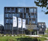 Ein Bürogebäude mit Glas- und Photovoltaik-Fassade