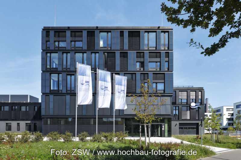 Ein Bürogebäude mit Glas- und Photovoltaik-Fassade