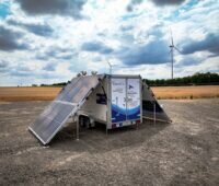 Mobile Messeinheit am Windpark mit Solarstrommodulen.