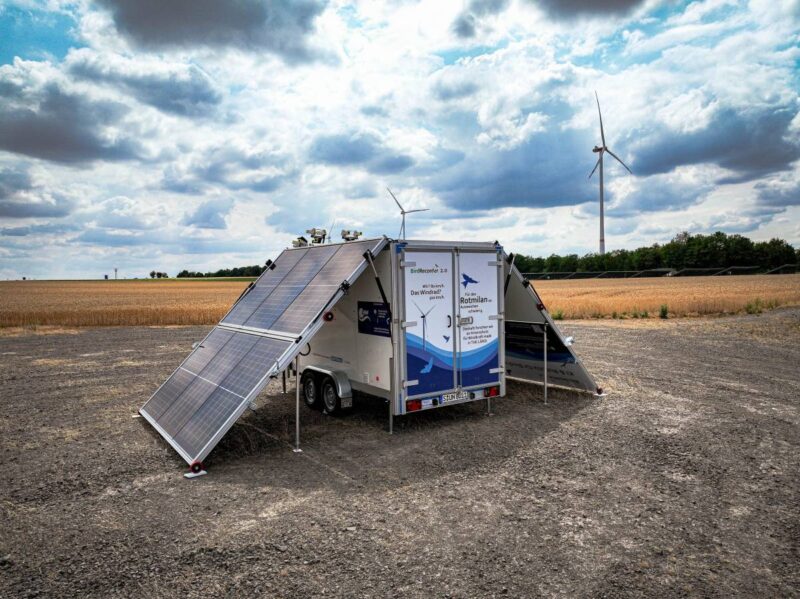Mobile Messeinheit am Windpark mit Solarstrommodulen.