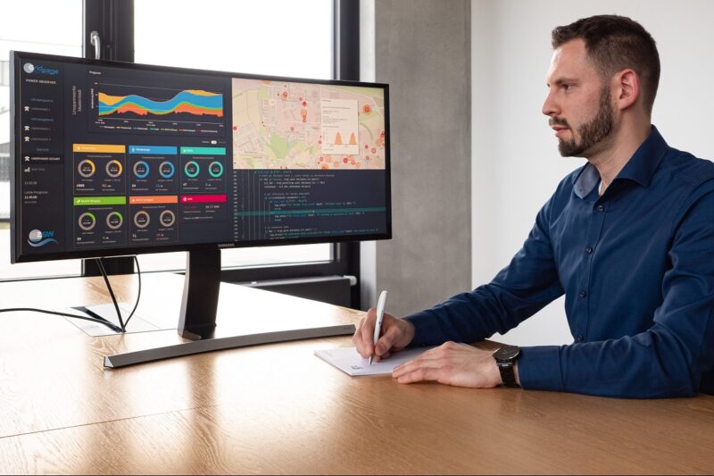 Zu sehen ist ein Mann vor einem Computer-Bildschirm, der das Prognosewerkzeug GridSage anschaut.