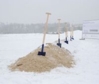 Zu sehen sind Spaten im Schnee zum Spatenstich der Produktionsforschung für Brennstoffzellen in Ulm.