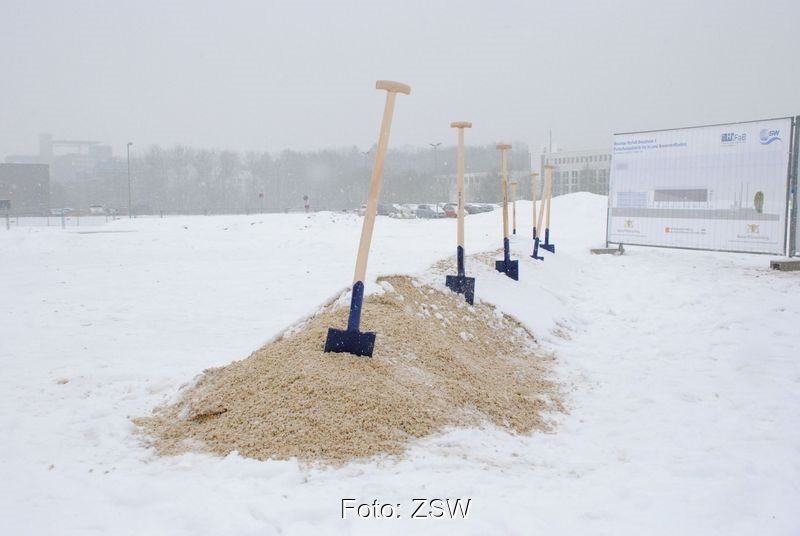 Zu sehen sind Spaten im Schnee zum Spatenstich der Produktionsforschung für Brennstoffzellen in Ulm.