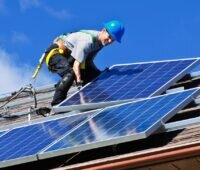 Die Branchenverbände der Dachdecker und der Elektrotechniker wollen zukünftig die Kompetenzen ihrer Mitglieder in Bereich der Photovoltaik gemeinsam ausbauen.