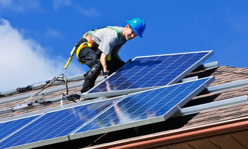 Die Branchenverbände der Dachdecker und der Elektrotechniker wollen zukünftig die Kompetenzen ihrer Mitglieder in Bereich der Photovoltaik gemeinsam ausbauen.