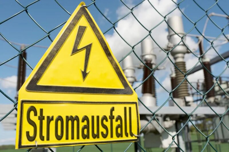 Warnschild mit der Aufschrift Stromausfall, der ZVEH rät zum Blackout das Stromausfall-Risiko mit Photovoltaik mit Notstromfunktion zu minimieren.