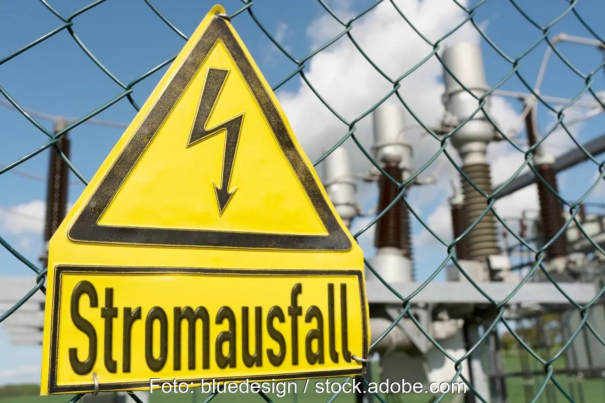 Warnschild mit der Aufschrift Stromausfall, der ZVEH rät zum Blackout das Stromausfall-Risiko mit Photovoltaik mit Notstromfunktion zu minimieren.