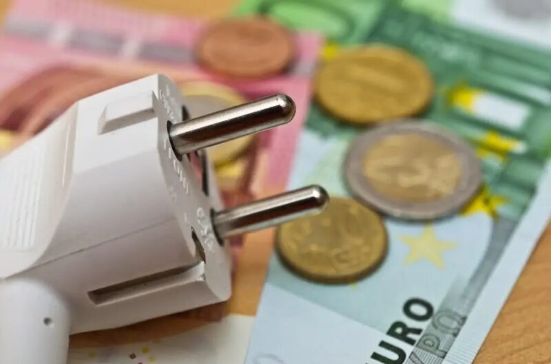 Zu sehen ist eine symbolische Darstellung (Stecker und Geld) für Sofortzahlungen für Strom.