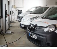 Elektrofahrzeuge bei Zalando an der intelligenten Ladestation.
