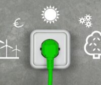 Im Bild ein grüner Stecker als Symbol für das Balkonkraftwerk Solarflow Hyper 2000 von Zendure.