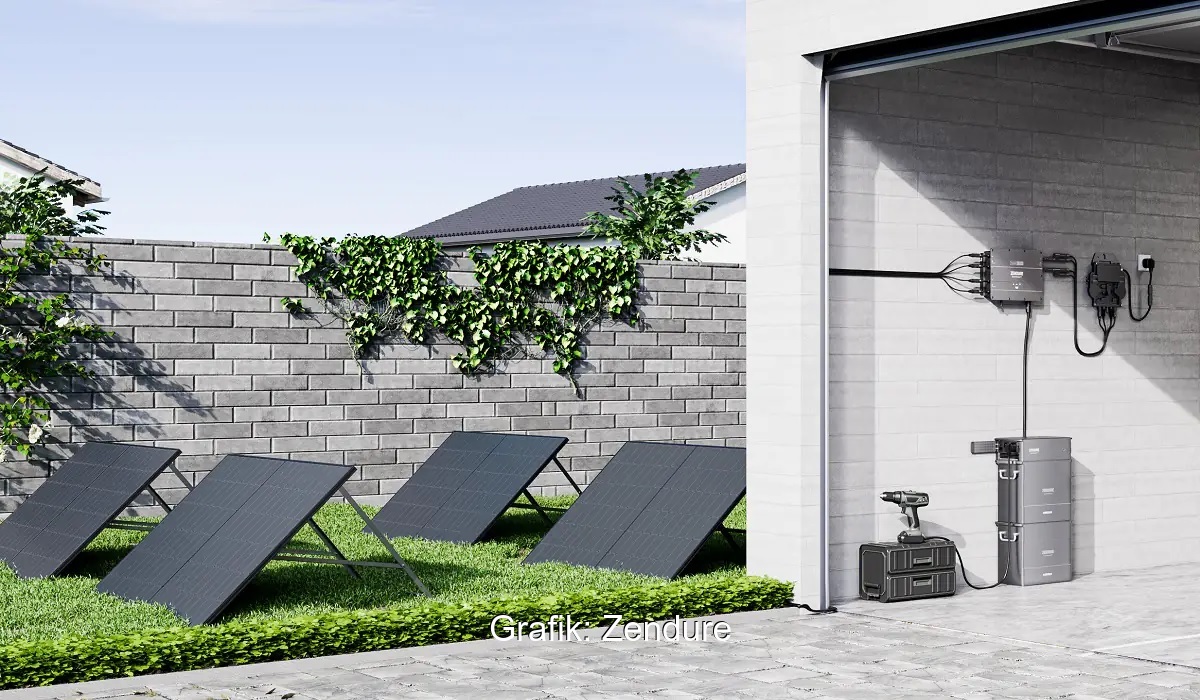 Im Bild ein Hof mit vier Photovoltaik-Modulen auf dem Rasen, neu sind KI-gestützte PV-Stromstromspeicher bei Zendure.