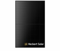 ZEUS 3.0 Full Black Solarmodul in schwarz vor weißem Hintergrund mit Back-Contact-Technologie