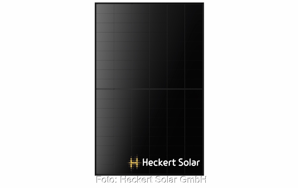 ZEUS 3.0 Full Black Solarmodul in schwarz vor weißem Hintergrund mit Back-Contact-Technologie