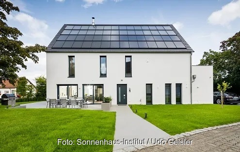 Zu sehen ist ein vorbildliches Gebäude mit einem Solarenergie-Dach, das Anforderungen einer möglichen Novelle des Gebäudeenergiegesetzes bereits heute spielend erfüllt.