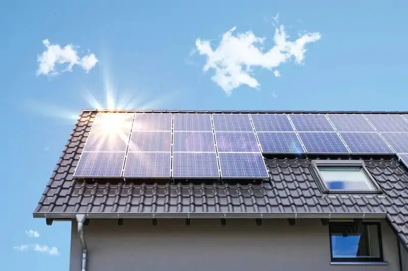Zu sehen ist ein Hausdach mit Photovoltaik-Anlage. Bei einer energetischen Sanierung fördert der Bund mit der BEG-Förderung auch die Photovoltaik und den PV-Speicher.