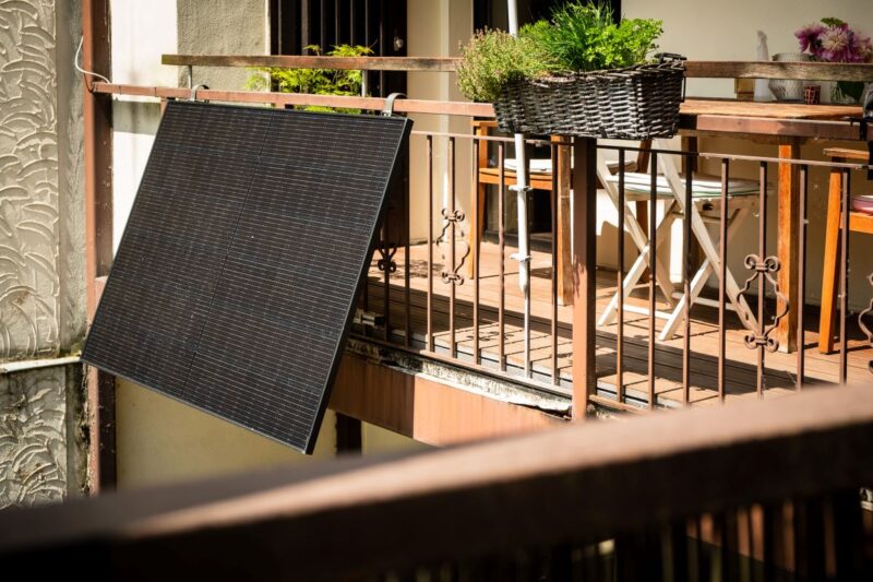 Seitenblick auf ein Module, das an einem Balkon besfestigt ist.
