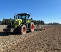 Traktor beim Pflügen