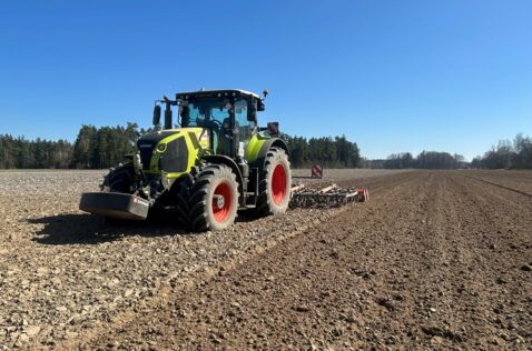 Traktor beim Pflügen