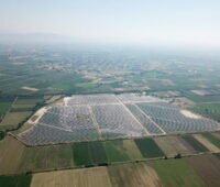 Luftbild eines Solarparks in Griechenland