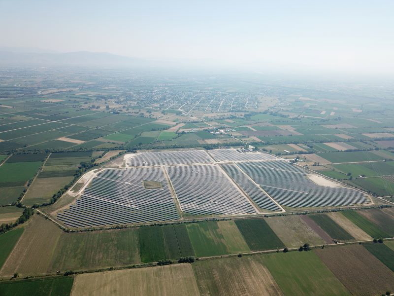Luftbild eines Solarparks in Griechenland