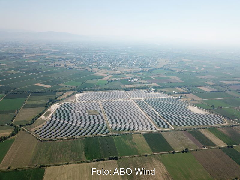 Luftbild eines Solarparks in Griechenland