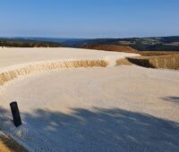 Sandfundament in offener Landschaft.