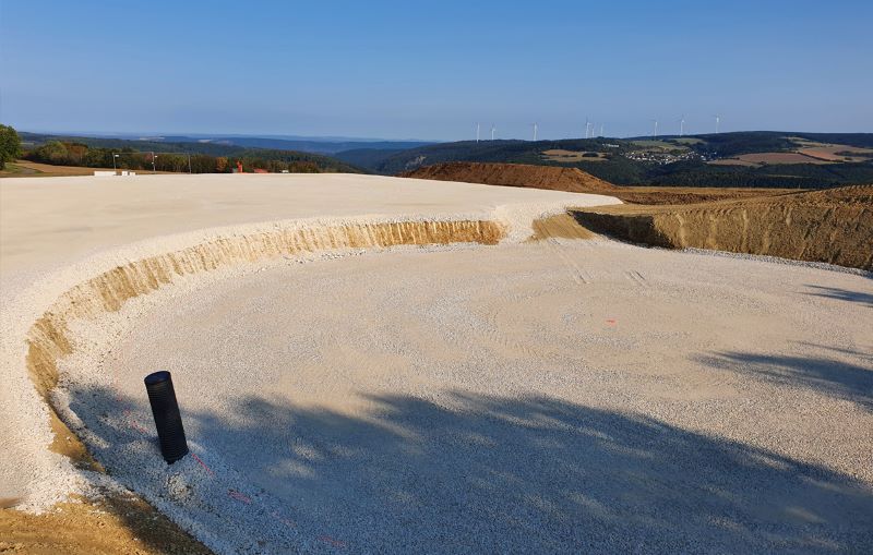 Sandfundament in offener Landschaft.